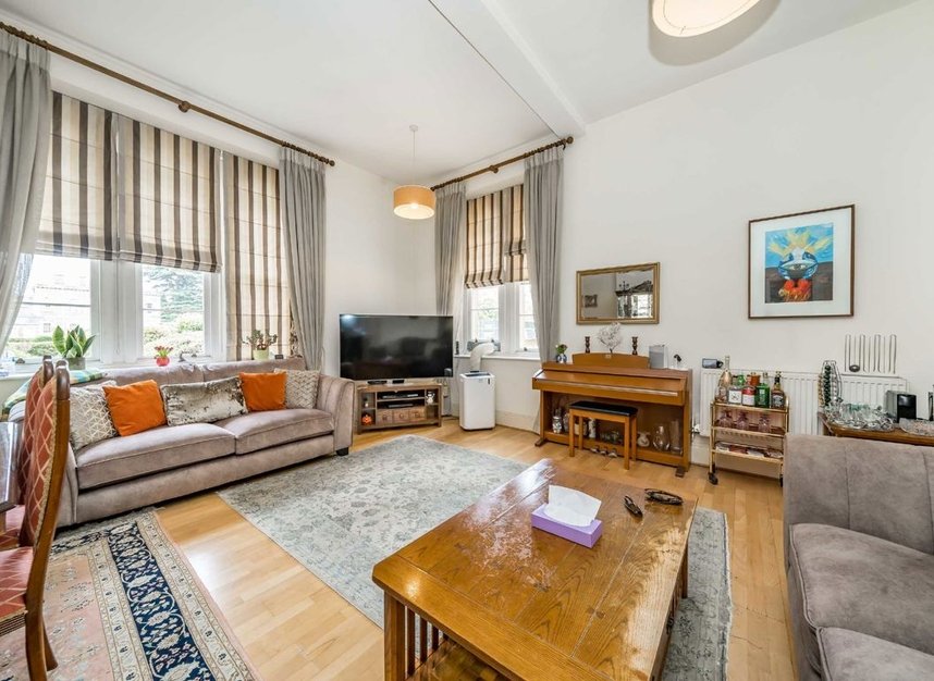 Properties for sale in Royal Drive - N11 3FT view5