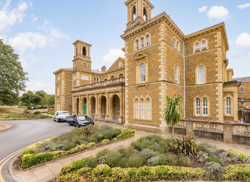 Properties for sale in Royal Drive - N11 3FT view6