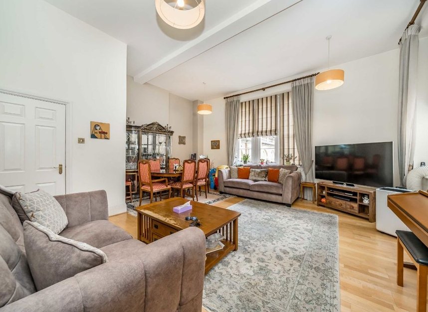 Properties for sale in Royal Drive - N11 3FT view2