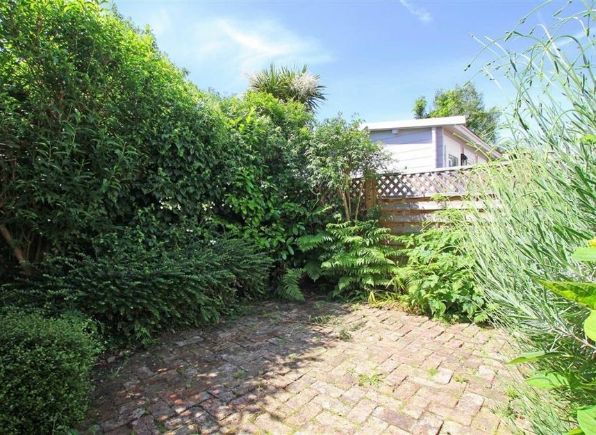 House For Sale In Shacklegate Lane, Teddington, Tw11 (ref 240205) 