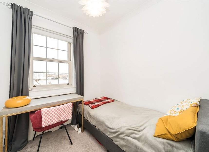 Properties for sale in Sovereign Crescent - SE16 5XH view8