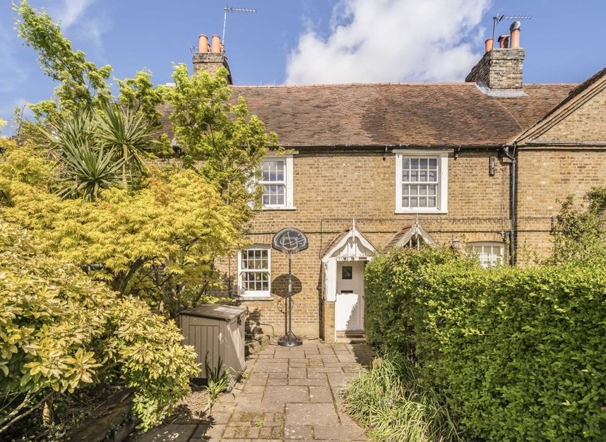 House terraced for sale in Springfield Grove, SunburyOnThames, TW16