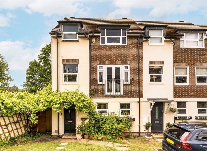 Properties for sale in St. Barnabas Close - SE22 8UA view1