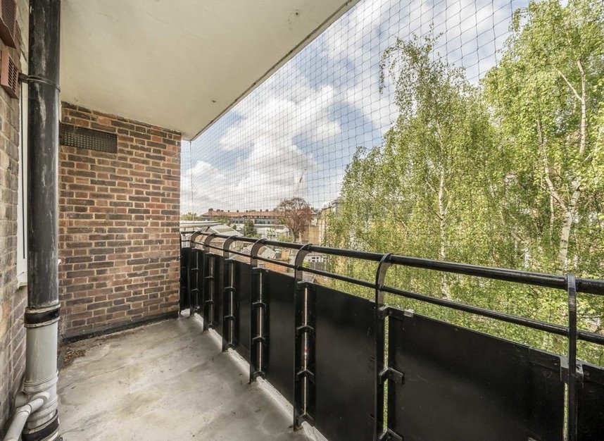 Flat for sale in Stoke Newington Church Street, London, N16 (Ref 224582