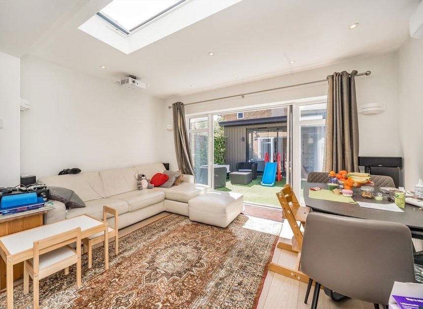 Properties for sale in Swaledale Close - N11 3FA view2