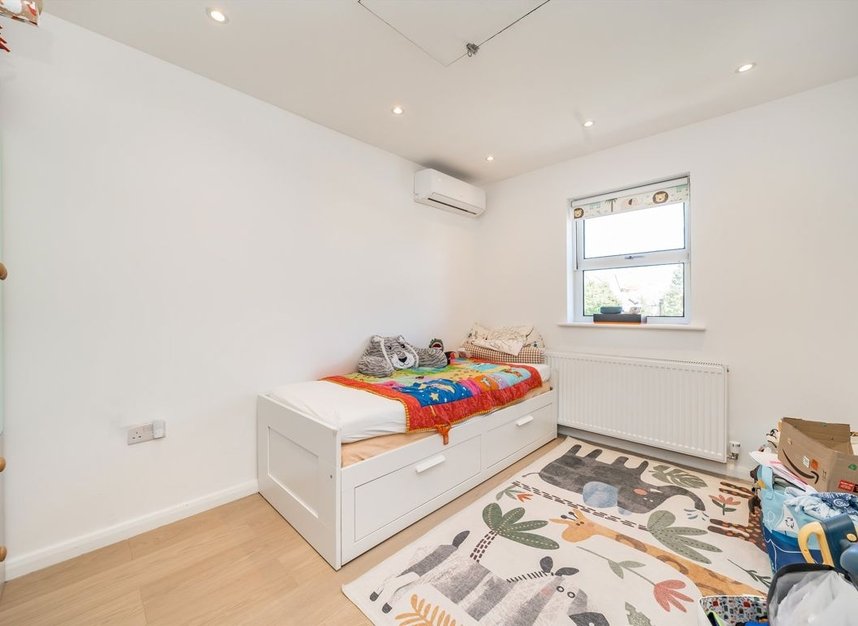 Properties for sale in Swaledale Close - N11 3FA view5