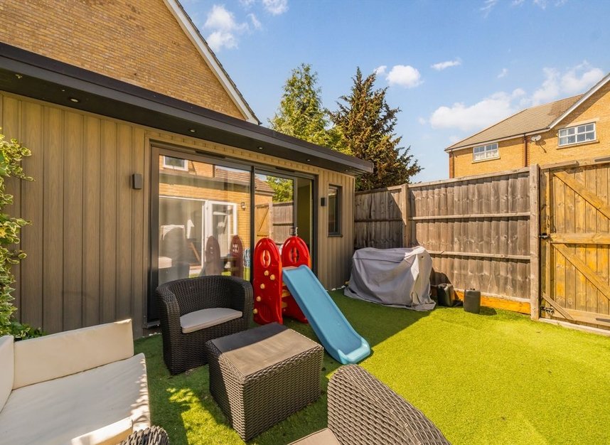 Properties for sale in Swaledale Close - N11 3FA view6