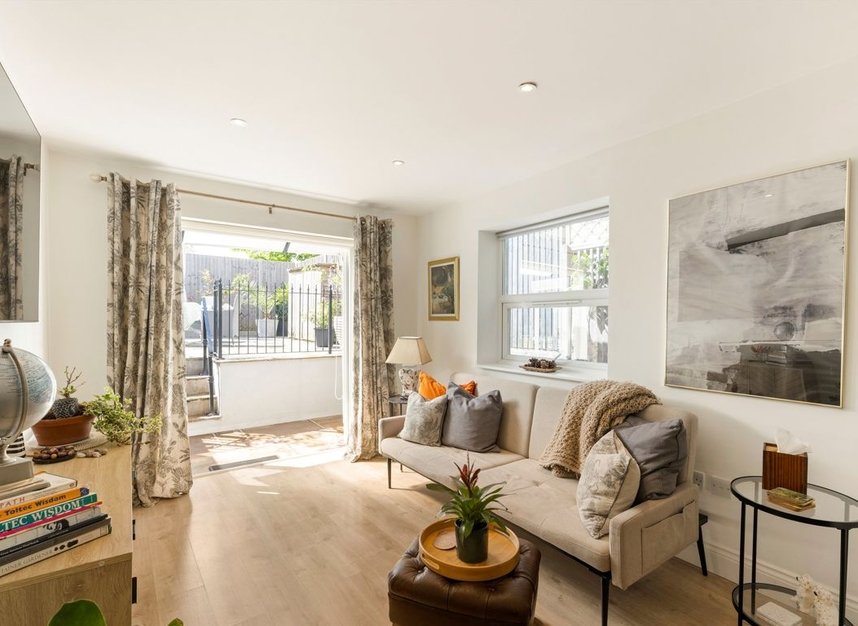 Properties for sale in Sylvester Road - N2 8HN view2