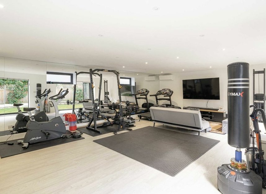 Properties for sale in The Avenue - TW16 5EX view9