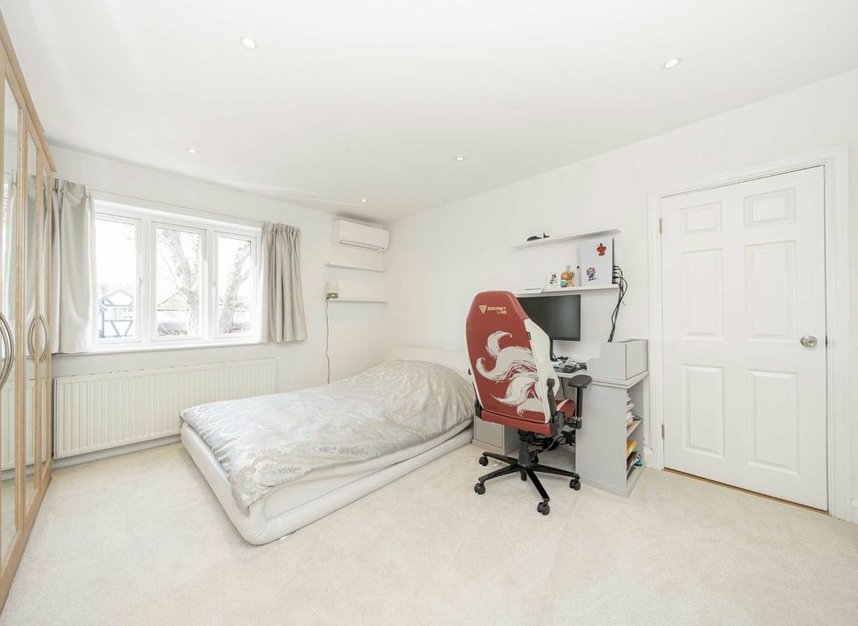 Properties for sale in The Avenue - TW16 5EX view8