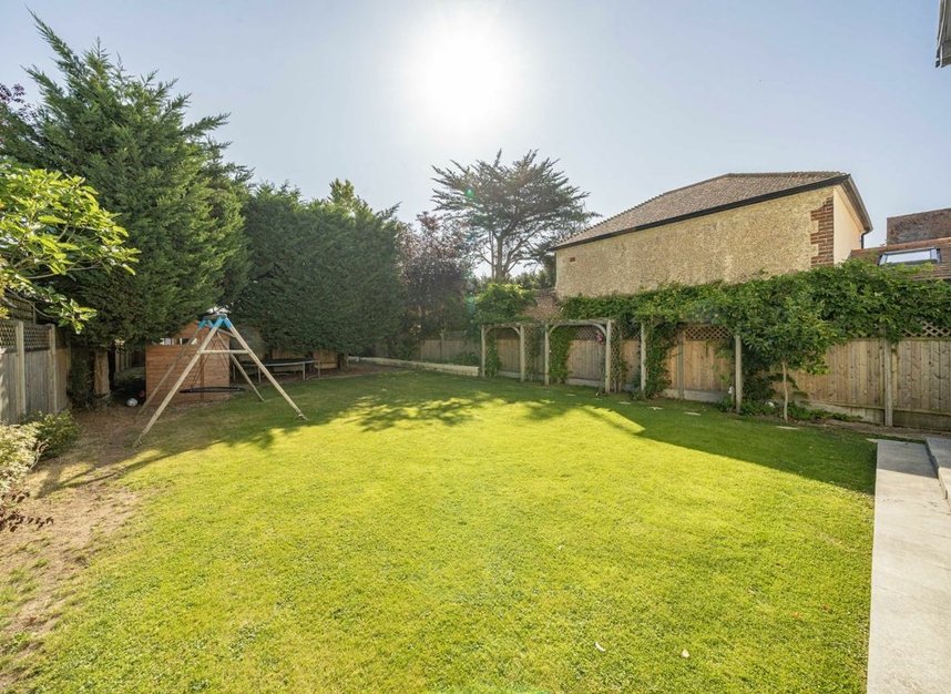 Properties for sale in The Avenue - TW16 5EX view10