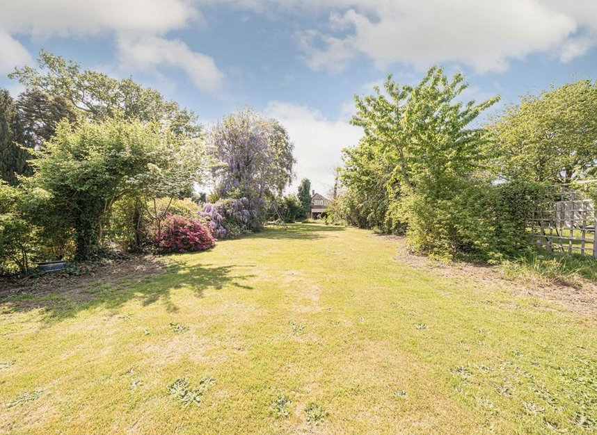 Properties for sale in The Avenue - TW16 5HZ view8