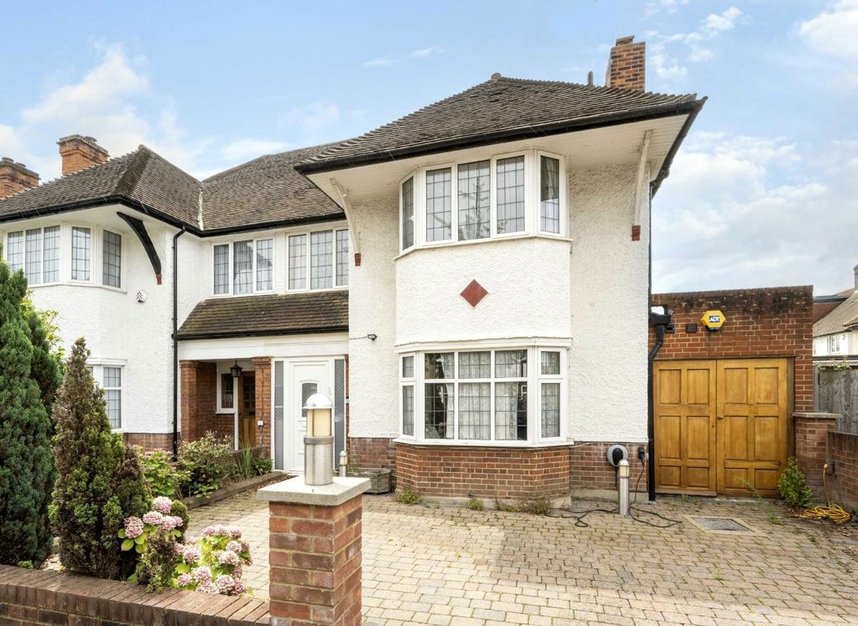 Properties for sale in The Ridgeway - N3 2PH view1