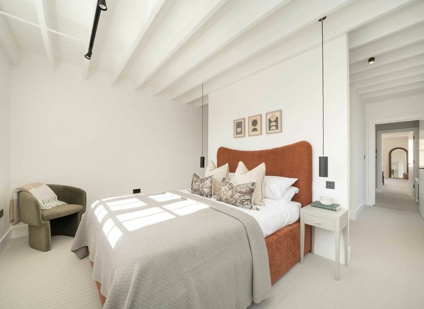 Properties for sale in Thornton Road - SW19 4NQ view13