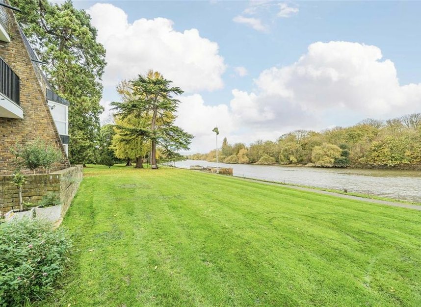 Properties for sale in Twickenham Road - TW11 8BL view6