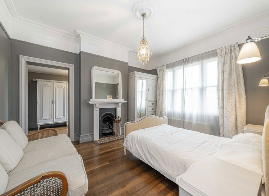 Properties for sale in Uxbridge Road - TW12 3AD view5