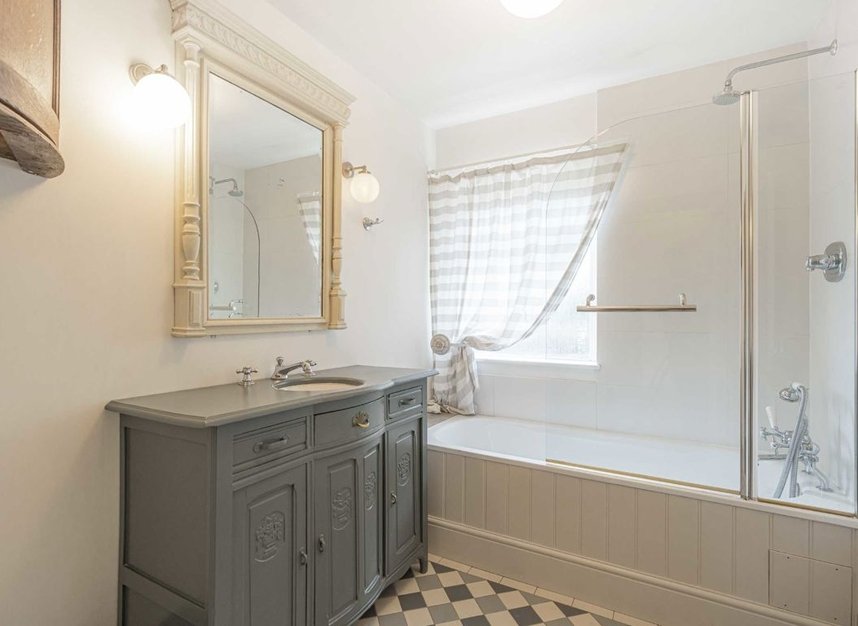Properties for sale in Uxbridge Road - TW12 3AD view9