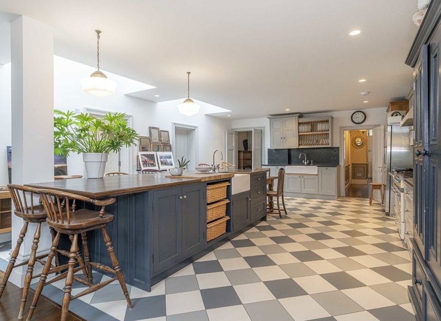 Properties for sale in Uxbridge Road - TW12 3AD view13