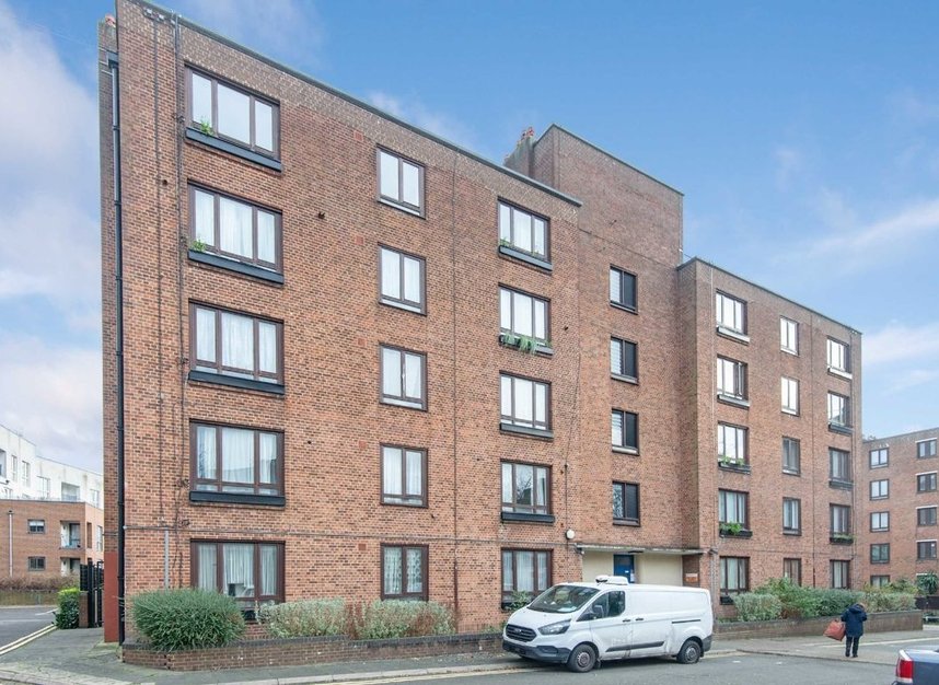 Flat for sale in Warwick Grove, London, E5 (Ref 215239) Dexters