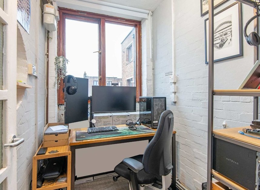 Flat for sale in Warwick Grove, London, E5 (Ref 215239) Dexters