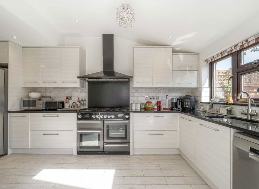 Properties for sale in Wensleydale Road - TW12 2LY view5