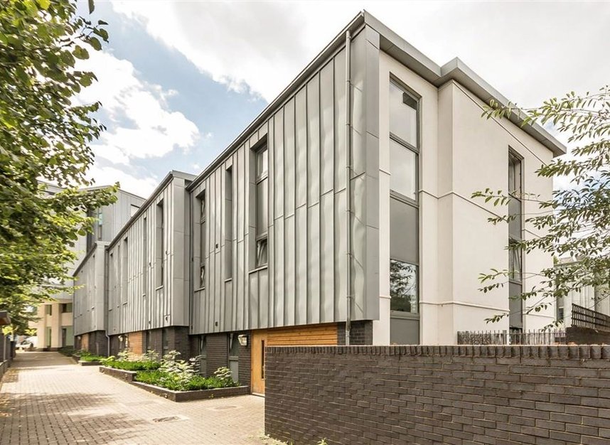 Properties for sale in Wharncliffe Mews - SW4 8DP view1
