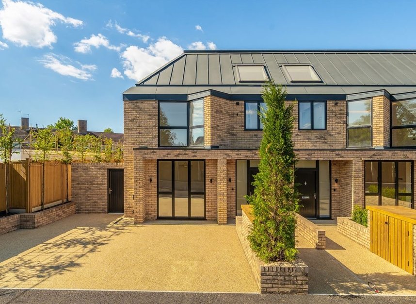 Properties for sale in Winston Close - SW20 9DT view1