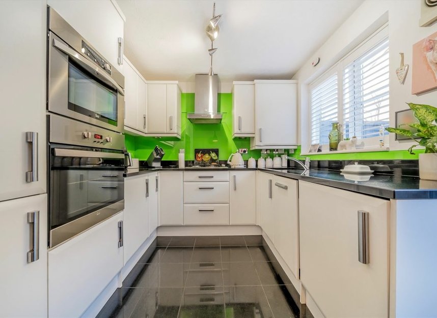 Properties for sale in Winterburn Close - N11 3DJ view3