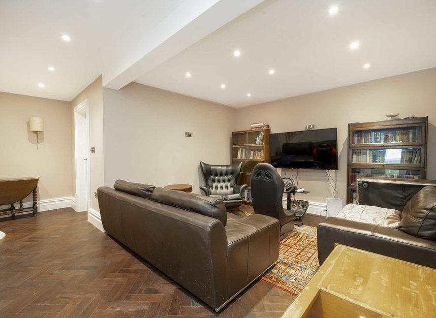 Properties for sale in Woodchurch Road - NW6 3PL view9