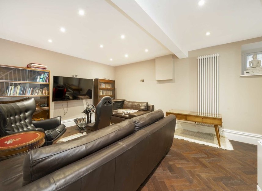 Properties for sale in Woodchurch Road - NW6 3PL view11