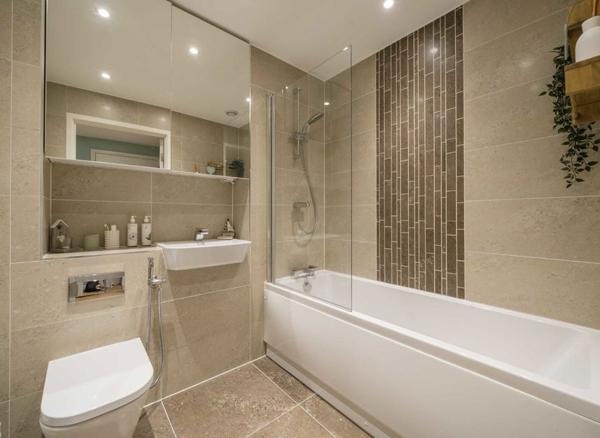 Properties to let in Baltic Avenue - TW8 0FU view6