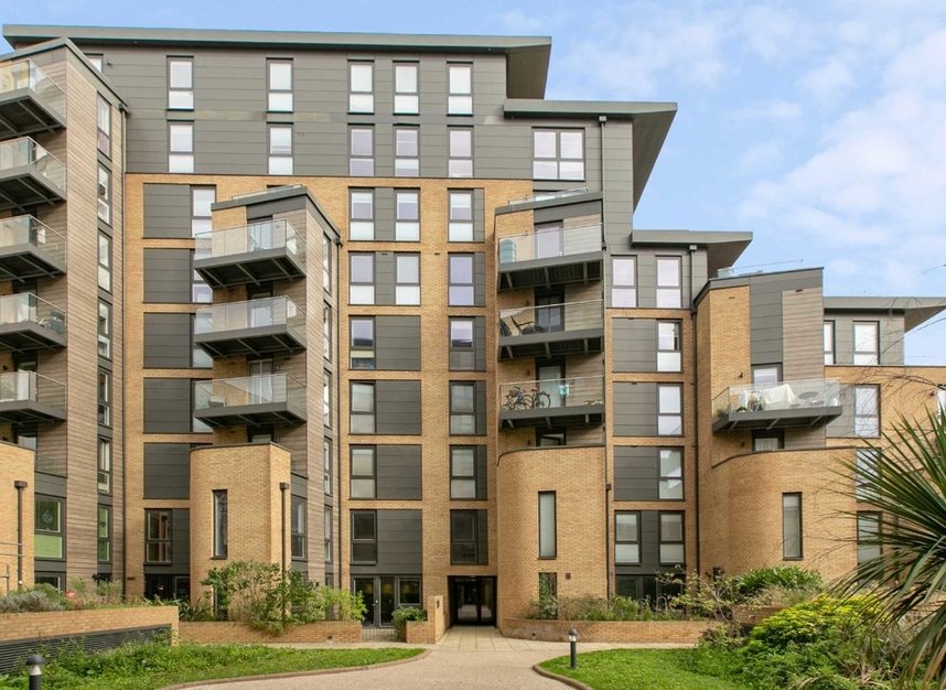 Properties to let in Baltic Avenue - TW8 0FU view1