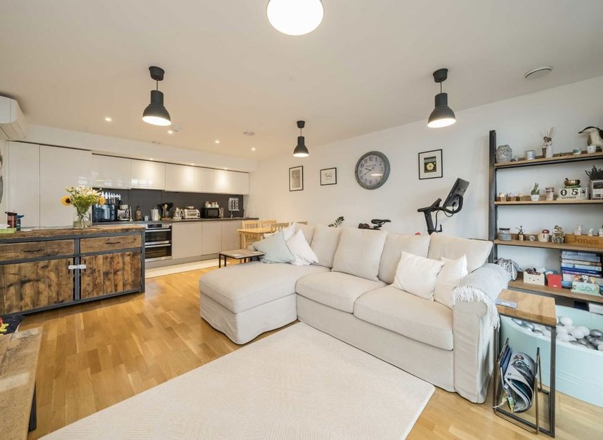 Properties to let in Baltic Avenue - TW8 0FU view2