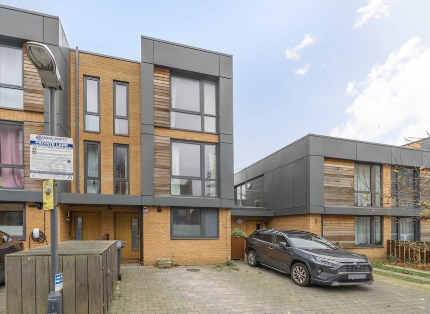 Properties to let in Baltic Avenue - TW8 0LL view1