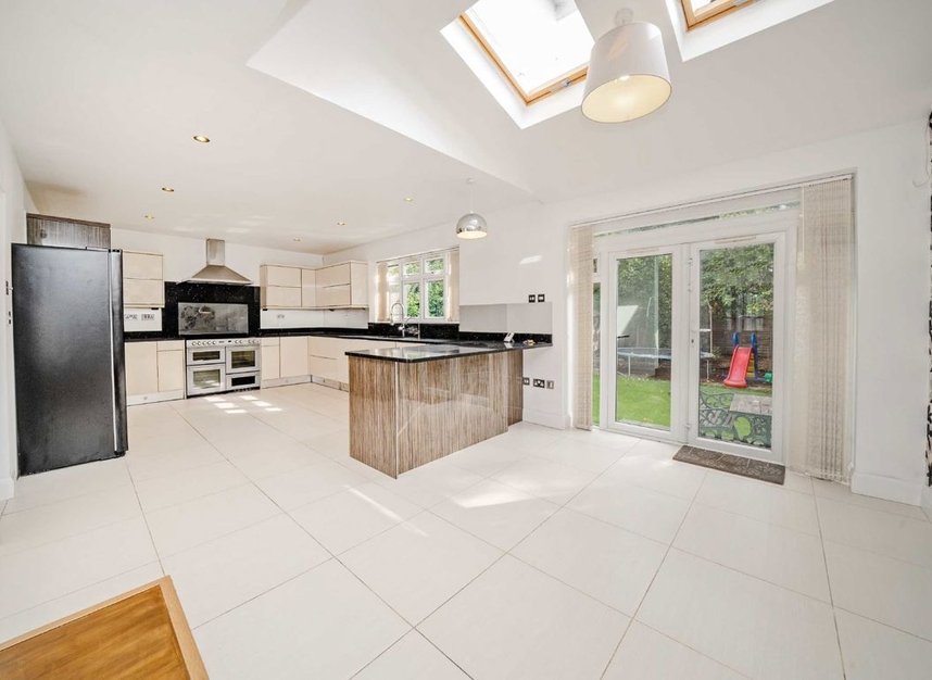 Properties let in Beechcroft Avenue - KT3 3EG view3