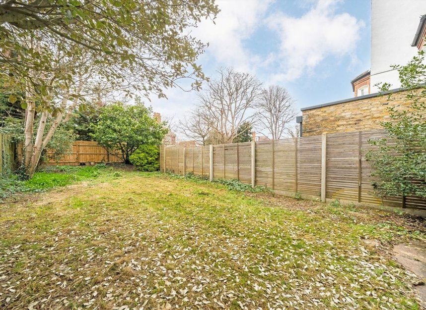 Properties to let in Bernard Gardens - SW19 7BE view8