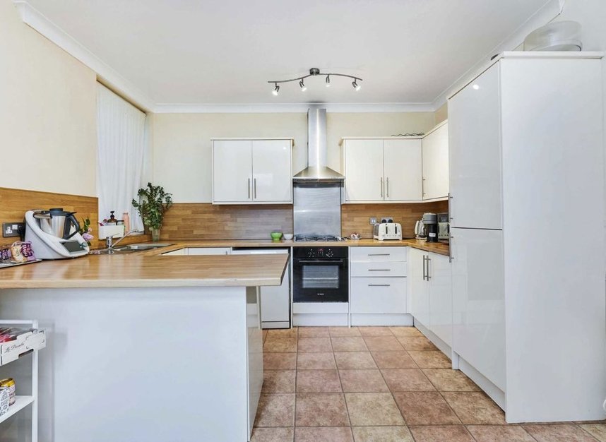 Properties to let in Bernard Gardens - SW19 7BE view3