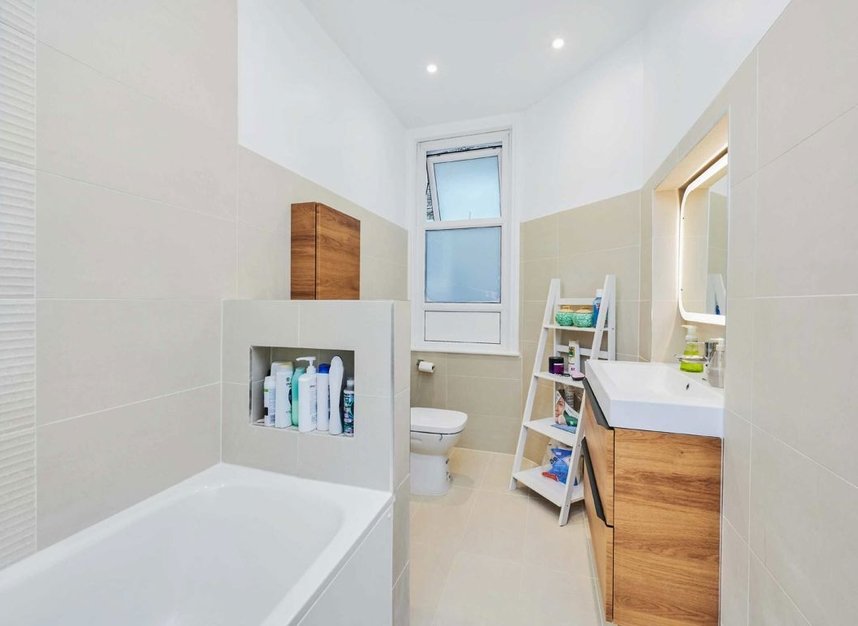 Properties to let in Bernard Gardens - SW19 7BE view7