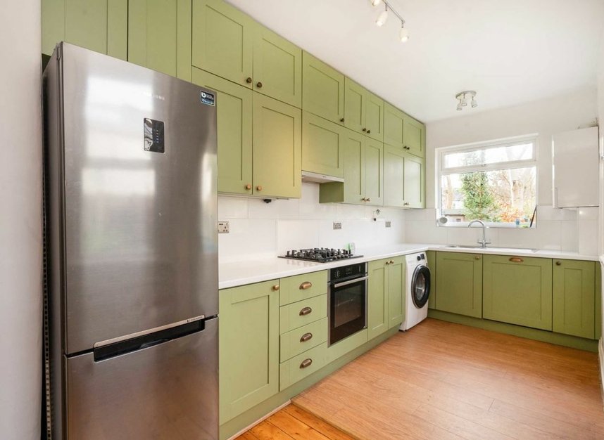 Properties let in Bow Lane - N12 0JR view3