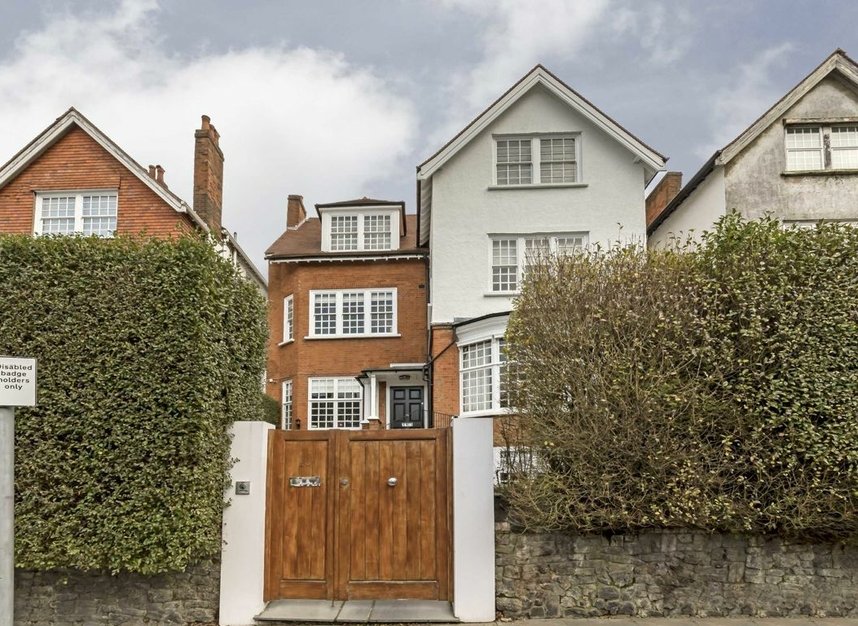 Properties let in Bracknell Gardens - NW3 7EB view1