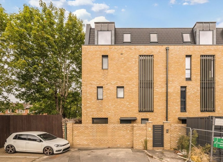 Properties to let in Bryanston Close - UB2 4JR view1