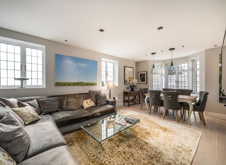 Properties to let in Campden Hill Square - W8 7JR view2