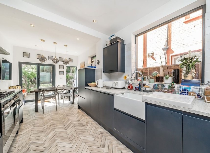 Properties to let in Chambers Gardens - N2 9AL view2
