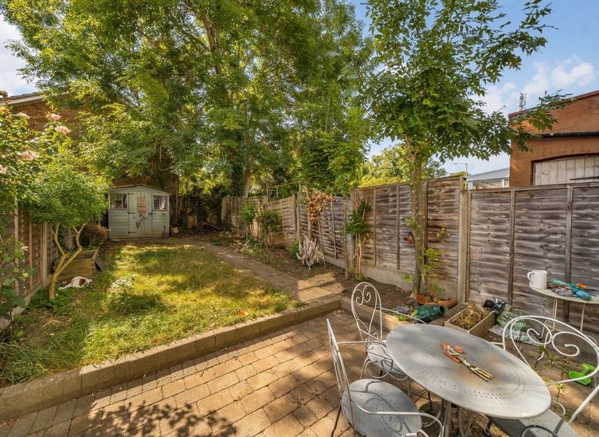 Properties to let in Chambers Gardens - N2 9AL view3