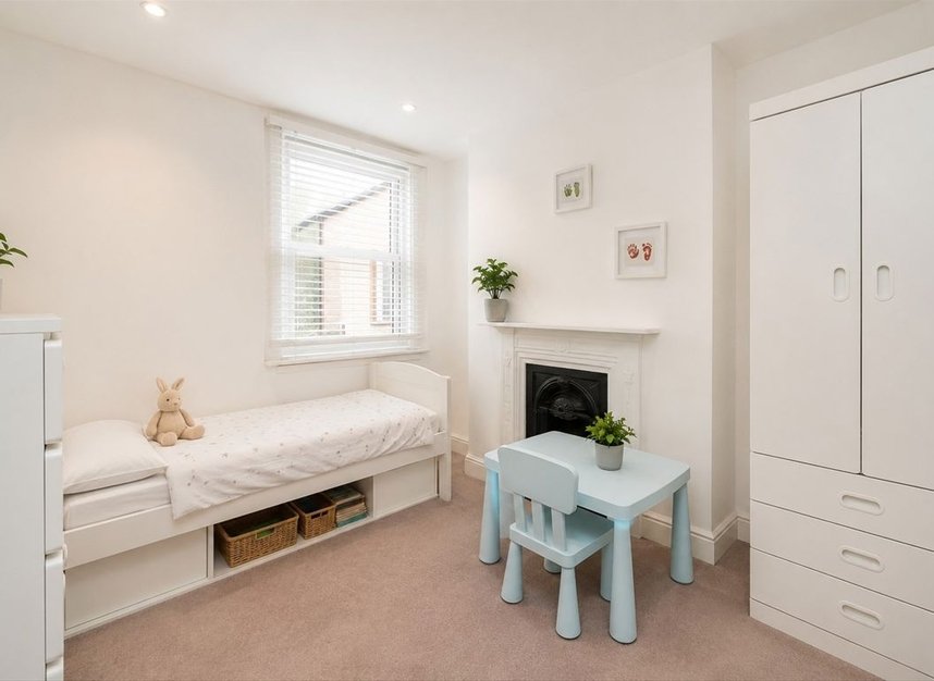 Properties to let in Chambers Gardens - N2 9AL view9