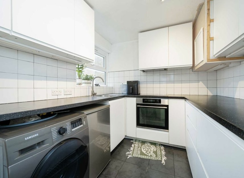 Flat to rent in Chelsea Close, London, NW10 (Ref 264181) | Dexters