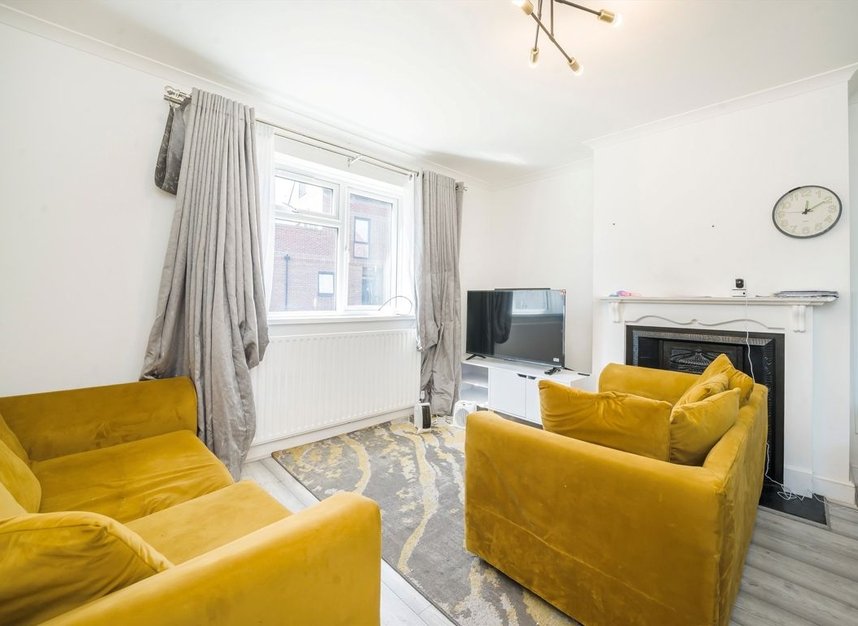 Properties to let in Cherry Crescent - TW8 8NN view2