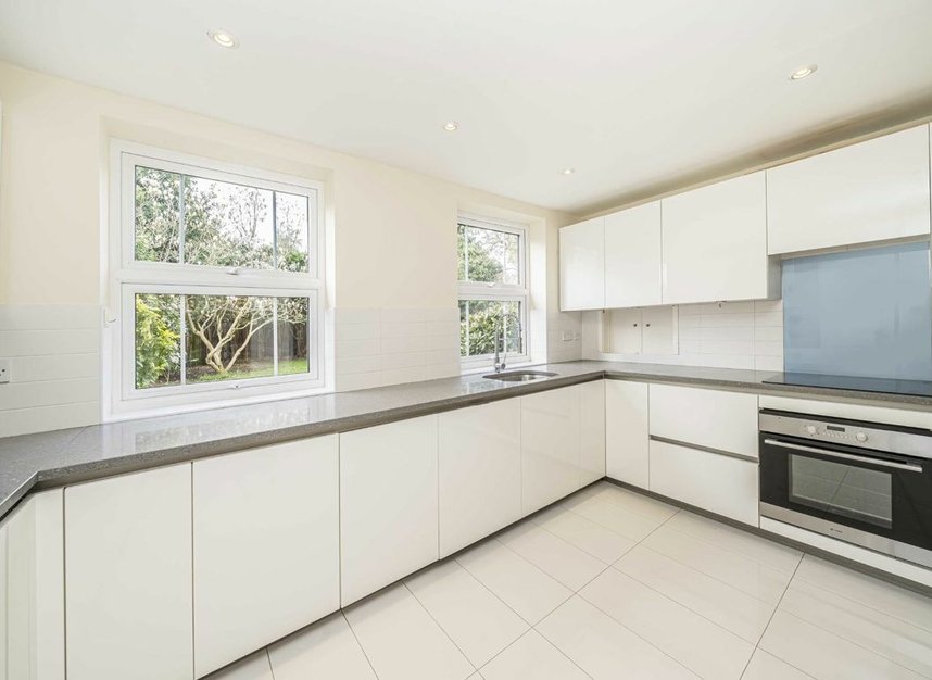 Properties to let in Church Road - TW10 5HG view3