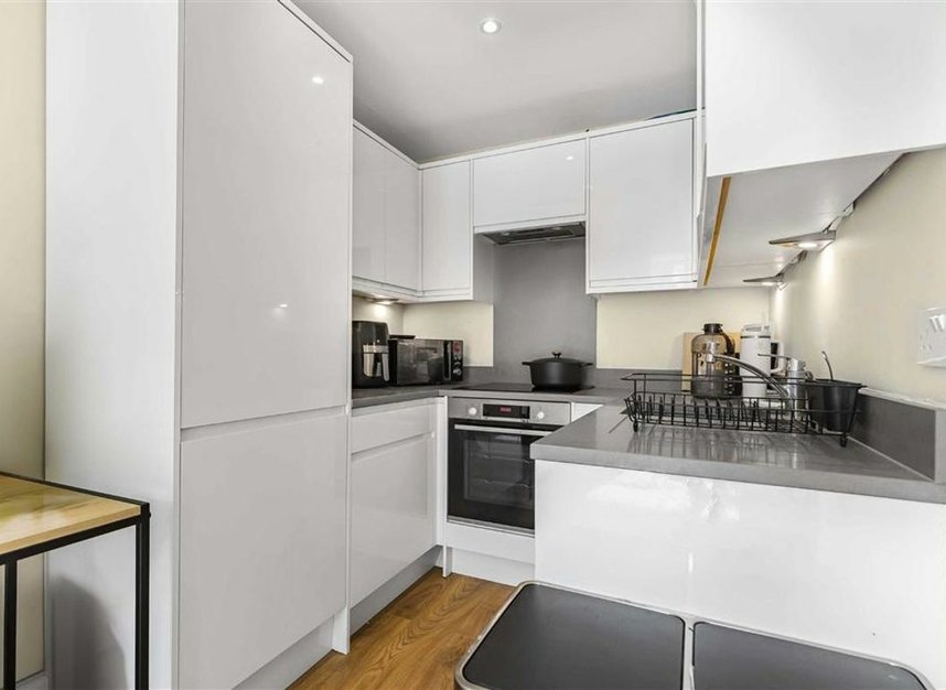 Properties let in Craven Hill Gardens - W2 3EA view5