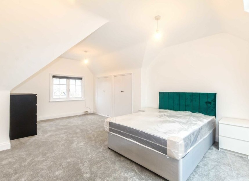 Properties to let in Cricklade Avenue - SW2 3HG view2